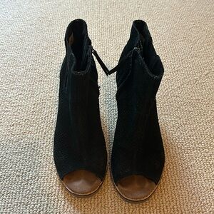 Tom’s Majorca Peep Toe Bootie in size 7